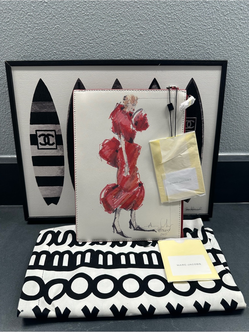 Marc Jacobs Pouch THE RUNWAY ILLUSTRATION WRISTLET - Picture 2 of 8
